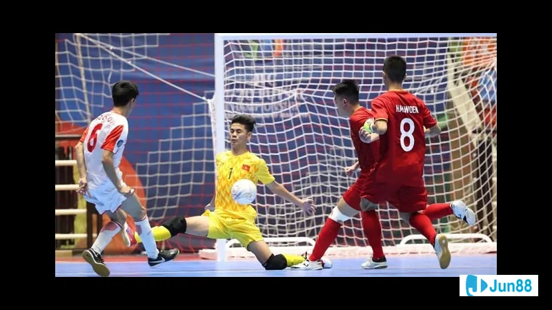 Cậu bé nhí nhảnh đang phát bóng trước